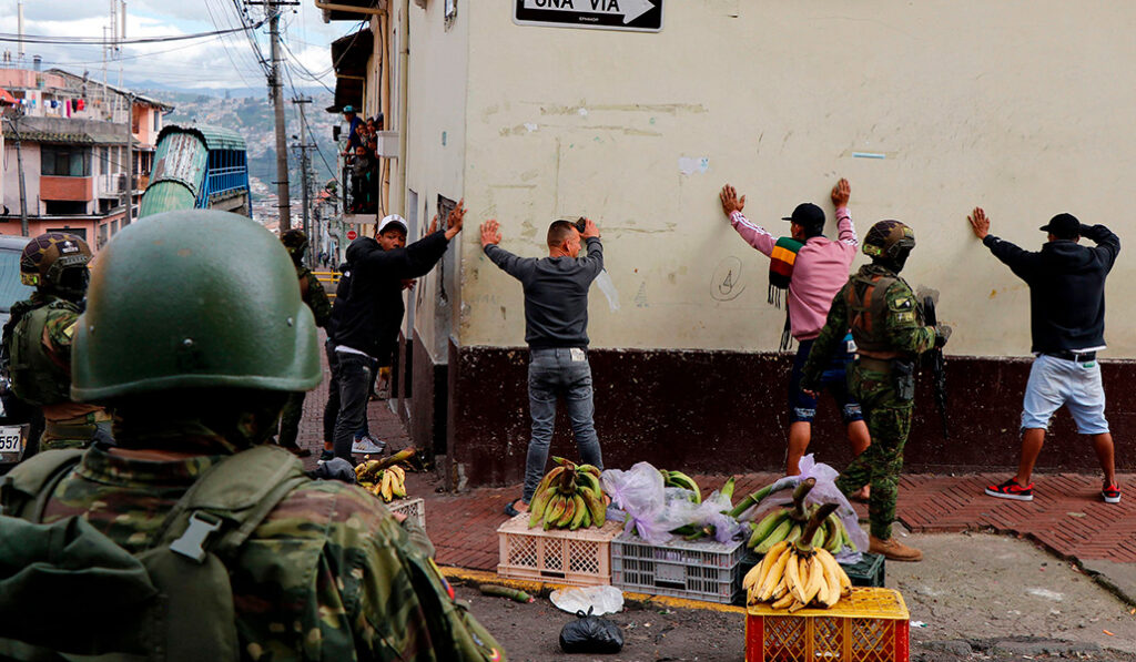 Cacheo a unos hombres en Quito