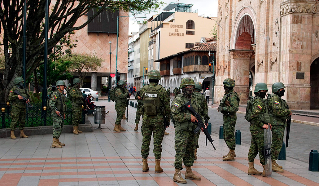 Soldados ecuatorianos patrullan las calles de Cuenca, Ecuador, tras la declaración del estado de emergencia