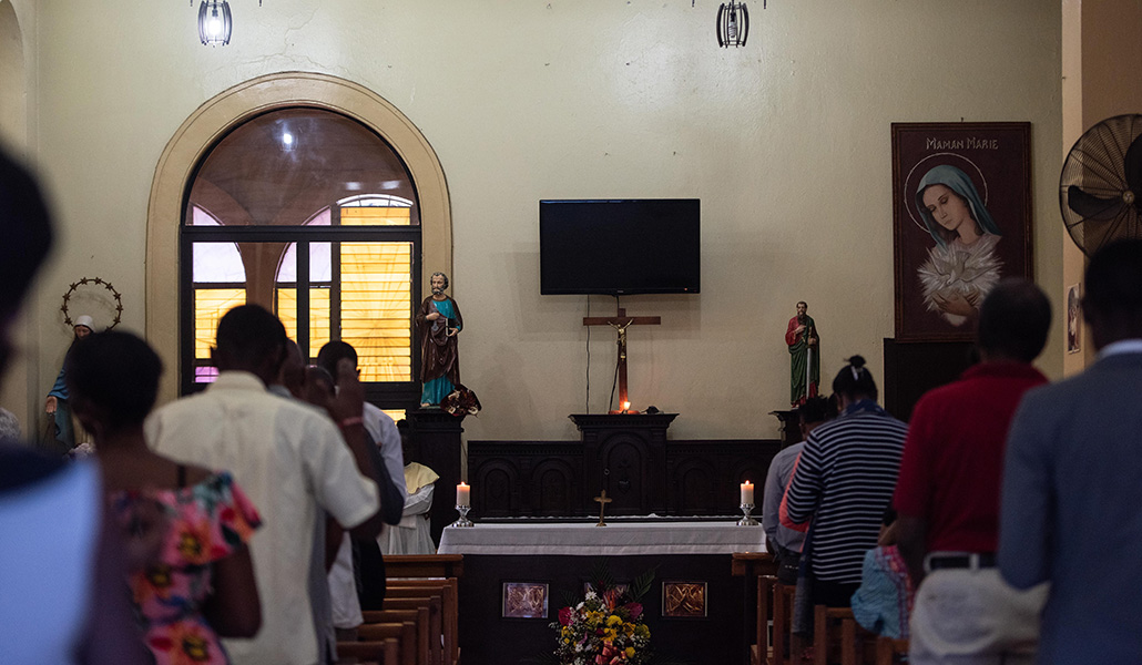 Fieles en oración en la iglesia Saint Pierre, en Petion Ville, Puerto Príncipe (Haití), el 24 de enero