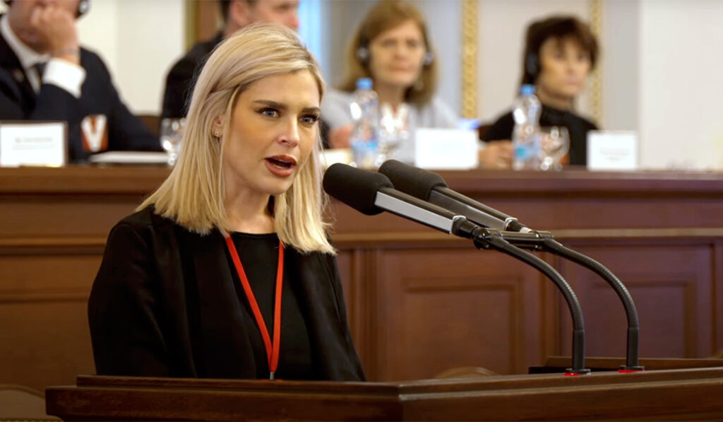 Olivia Maurel comparte su testimonio en el Parlamento checo, en noviembre