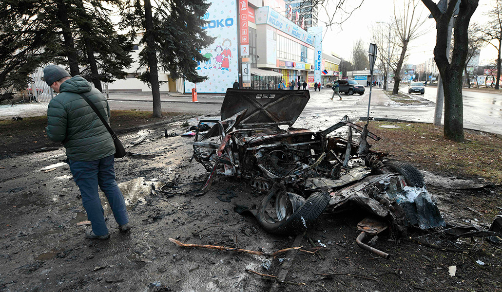 Coche destruido tras los bombardeos en Donetsk, Ucrania, el 29 de enero de 2024