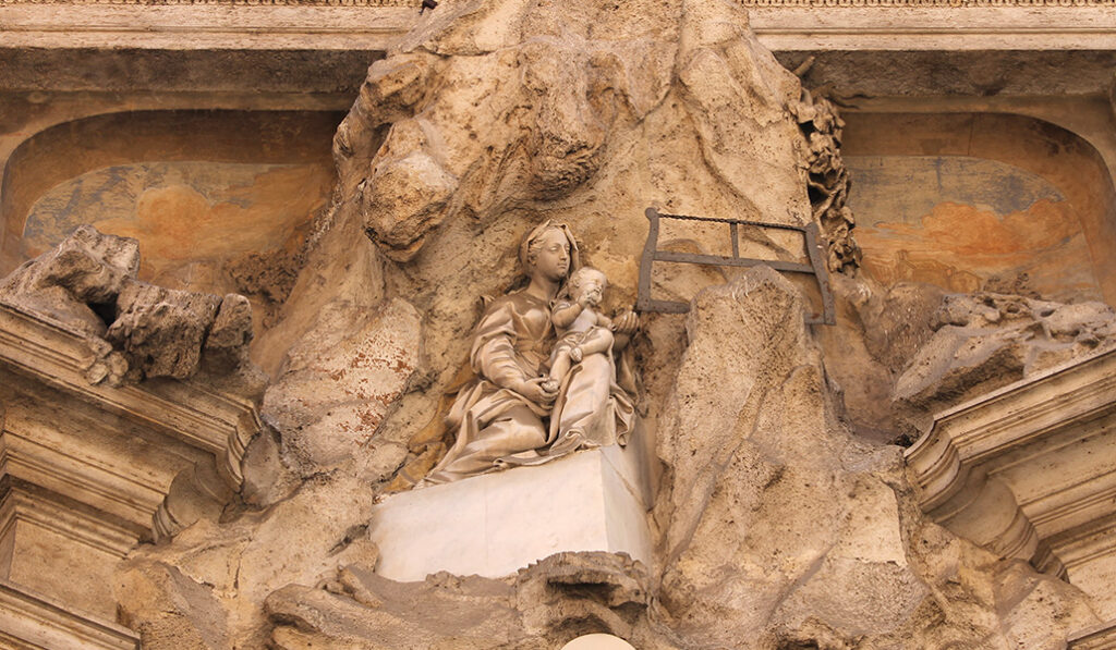 Escultura de la Virgen de Montserrat que ilustra la devoción de la cofradía