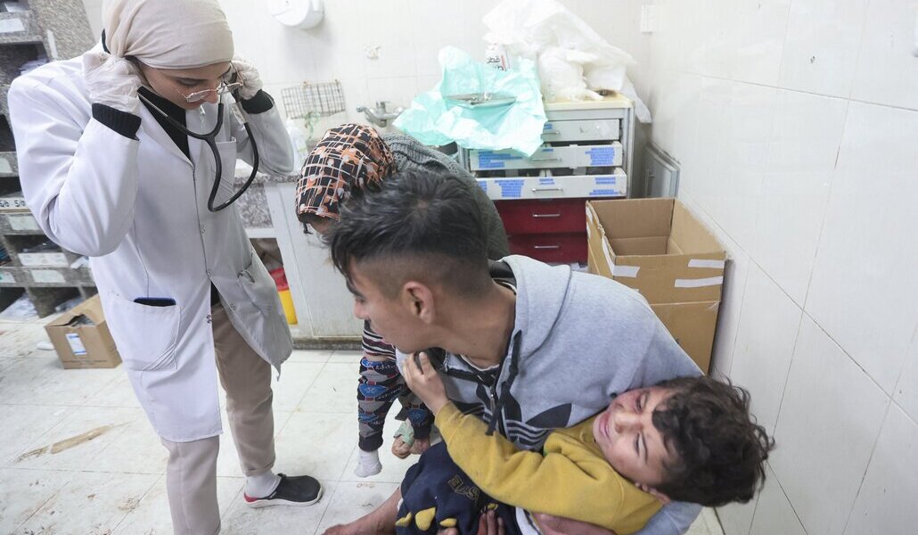 Una médica atiende a un niño herido en un hospital de Gaza
