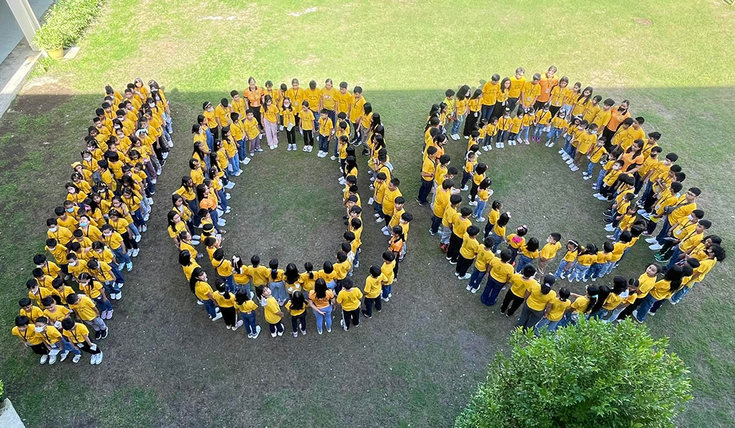 Niños del colegio San Pedro Poveda de Dávao, en Filipinas, forman el número 100 del centenario