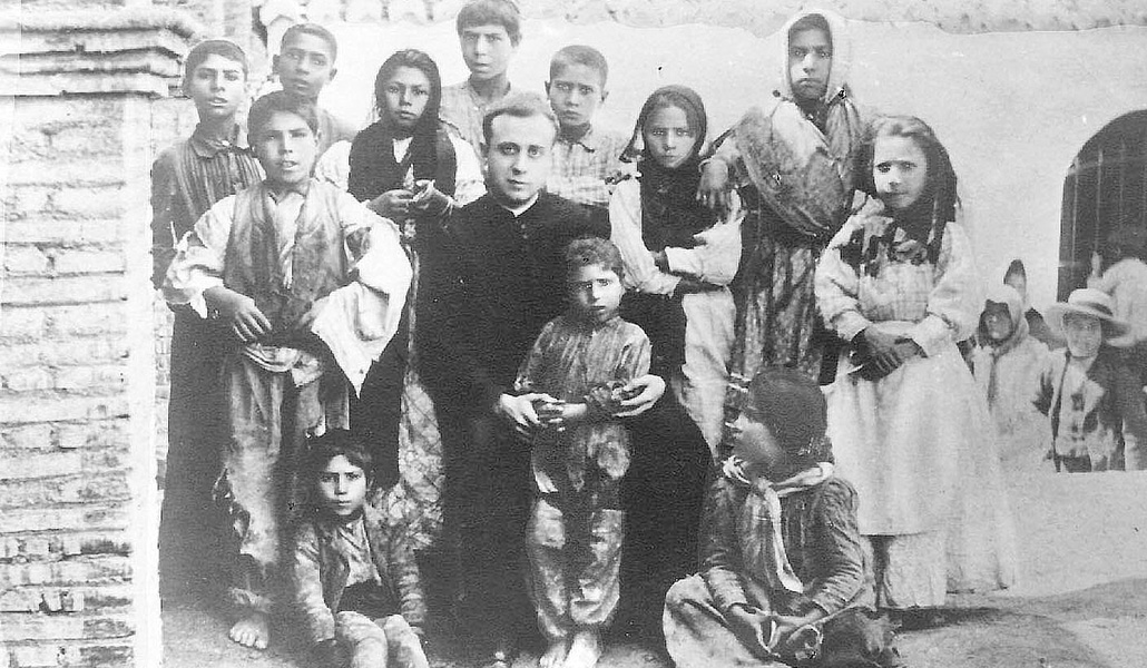 San Pedro Poveda, en 1902, con niños de las cuevas de Guadix