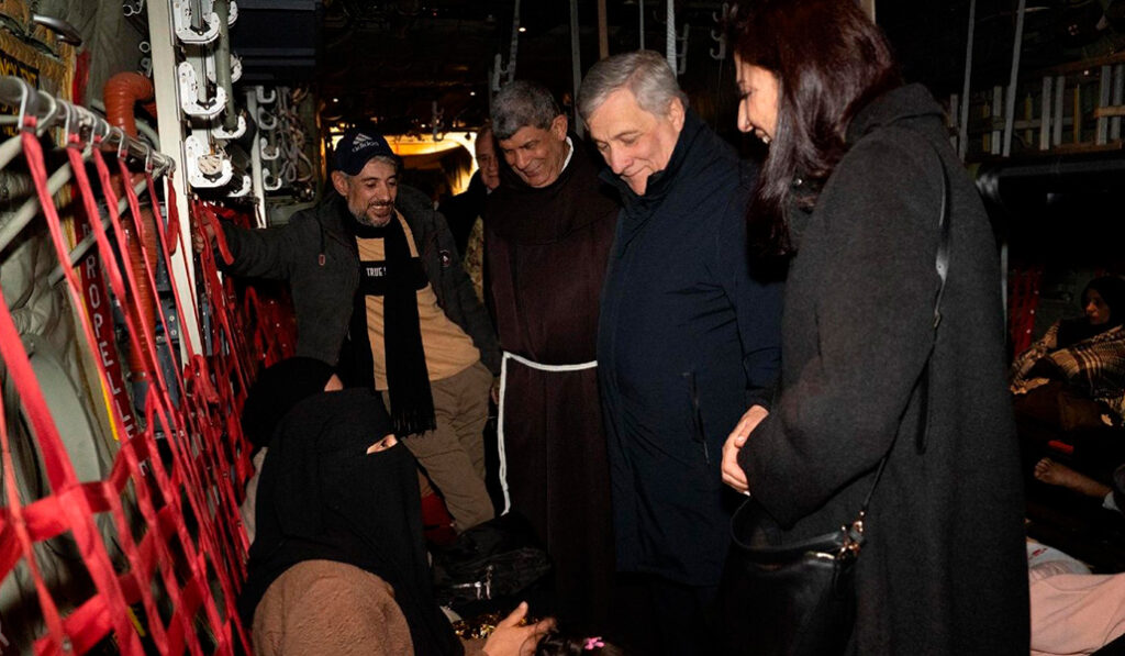 El vicario de la Custodia de Tierra Santa y el ministro Tajani saludan a los menores