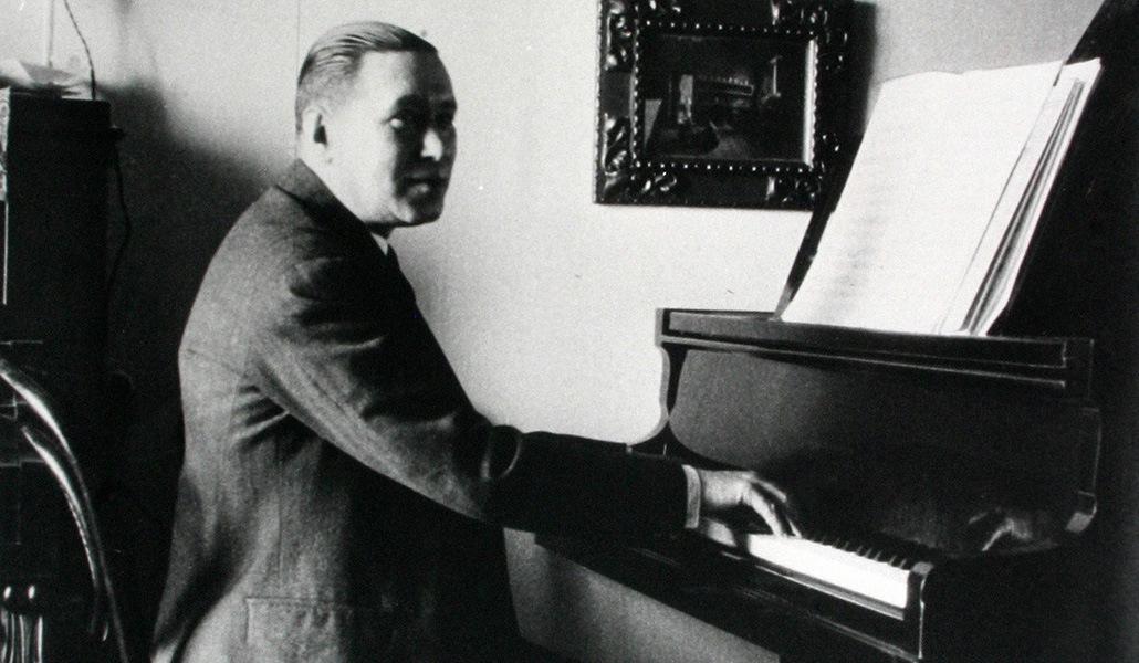 El músico al piano en su estudio