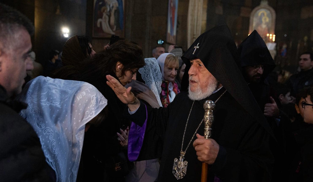 El patriarca Karekin bendice a los fieles en la celebración del domingo