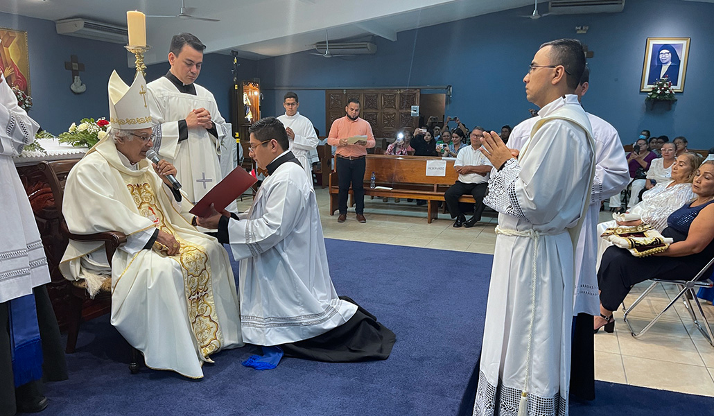 El cardenal Leopoldo José Brenes preside la ordenación sacerdotal de Bismark Antonio Garmendiz Matus, en la Parroquia Santísimo Redentor en Managua