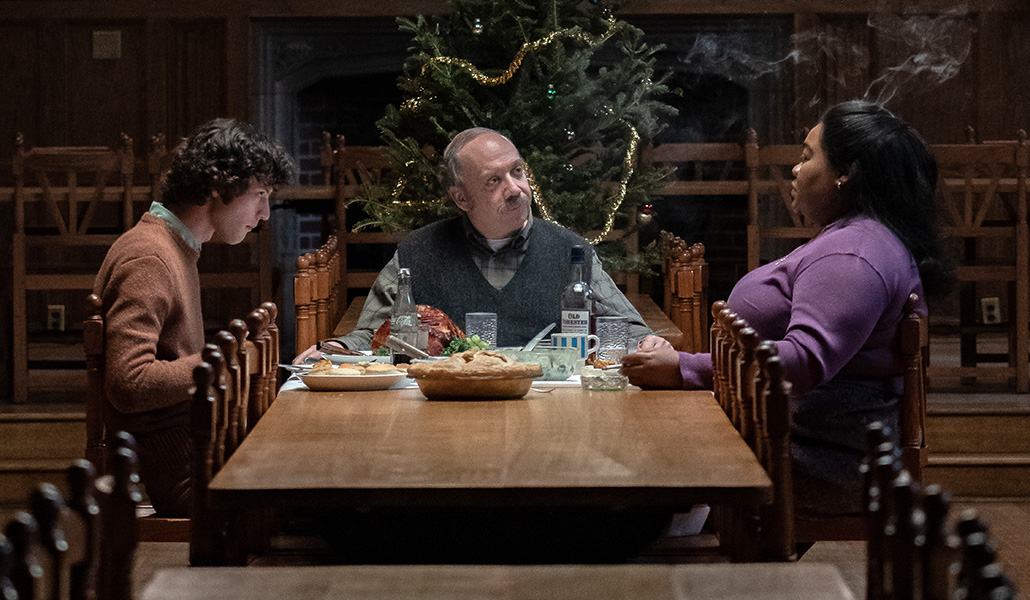 Angus Tully (Dominic Sessa), Paul Hunham (Paul Giamatti) y Mary Lamb (Da’Vine Jo) comparten las vacaciones navideñas