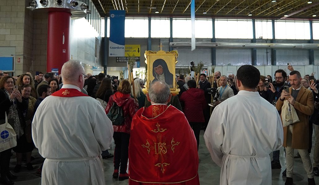 La Virgen de Loreto en el anverso de la imagen peregrina de la Santa Faz a su llegada al recinto ferial