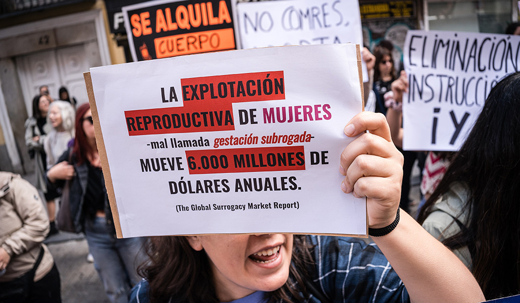 Unas mujeres se manifiestan en contra de la gestación subrogada, frente al ministerio de Justicia en Madrid, España, el 22 de abril de 2023