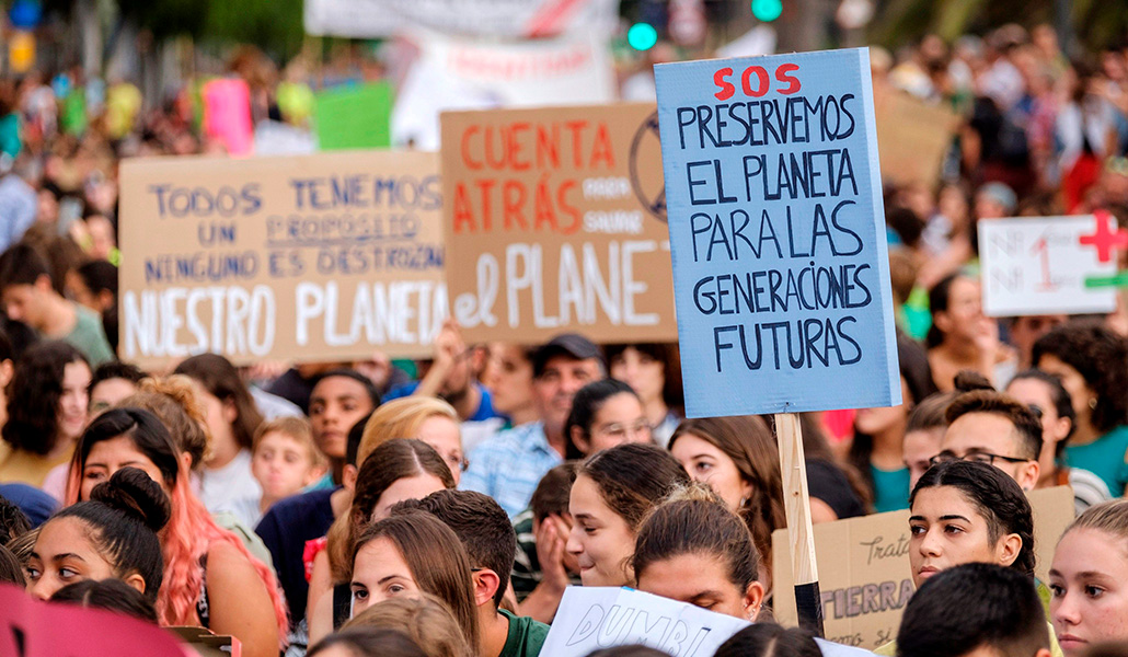Jóvenes en una manifestación contra el cambio climático en Las Palmas de Gran Canaria