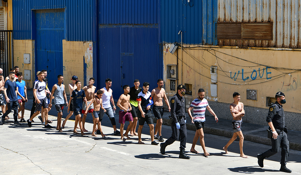 Migrantes de Marruecos a su llegada a Ceuta el 17 de mayo de 2021