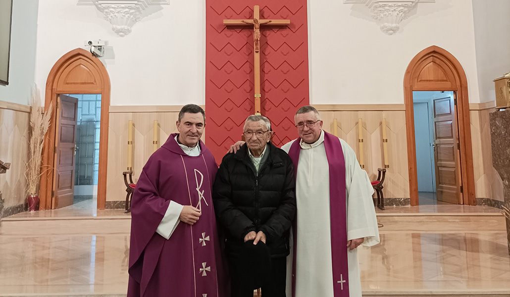 Mikel Garciandía (izquierda) junto a su padre, de 91 años, y su hermano pequeño, también sacerdote.