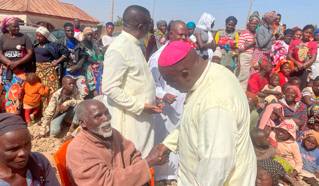 El obispo Gokum consuela a unos ancianos desplazados el 29 de diciembre