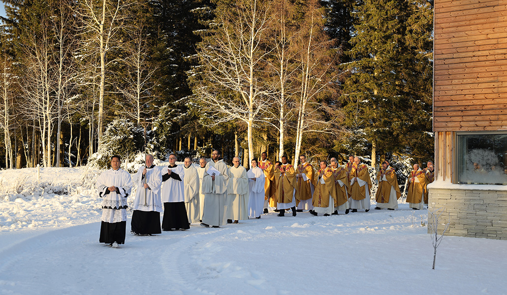 Procesión de entrada para la Misa de consagración de la capilla de Munkeby el 5 de diciembre