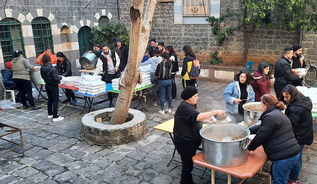 Reparto de alimentos en Homs (Siria)