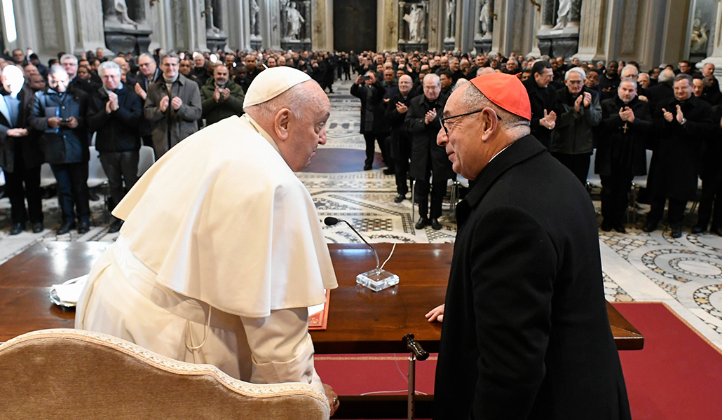 El Papa Francisco con el cardenal Angelo de Donatis en San Juan de Letrán el sábado 13 de enero de 2024