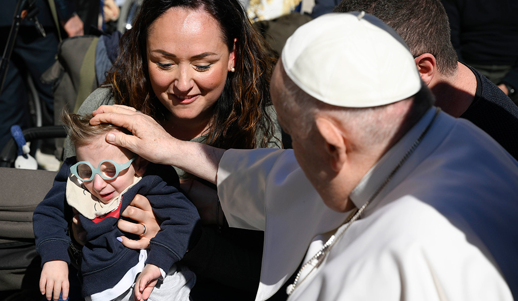 El Papa Francisco bendice a un niño enfermo, al finalizar la audiencia general, en la plaza de San Pedro del Vaticano, el 15 de marzo de 2023