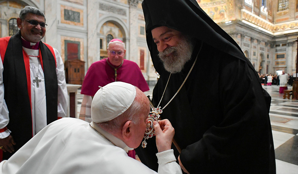 Francisco besa el encolpión del metropolitano ortodoxo Polykarpos de Italia, en la Basílica de San Pablo Extramuros de Roma
