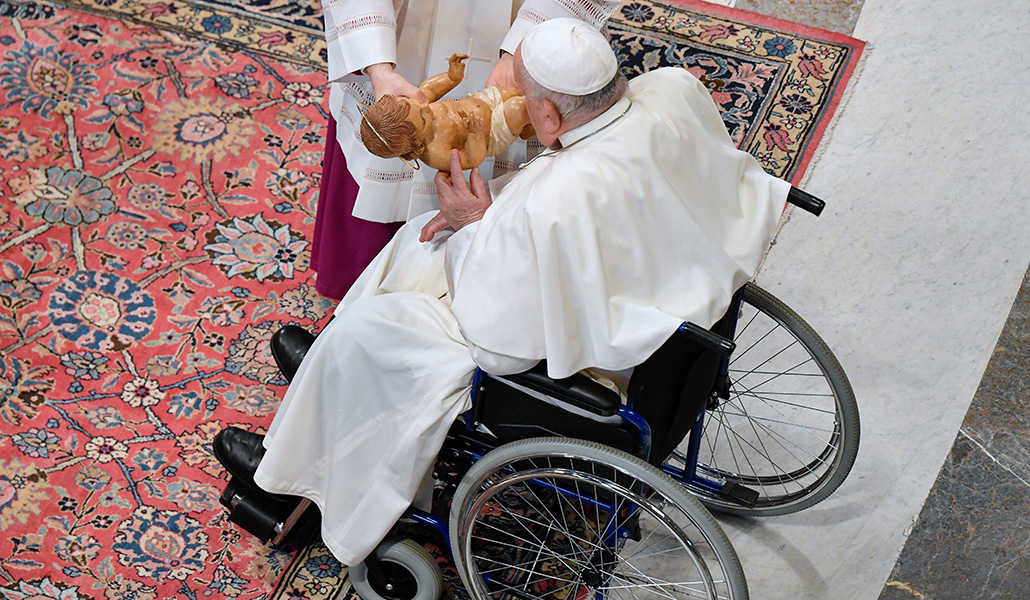 El papa Francisco besa una imagen del niño Jesús, el 1 de enero de 2024