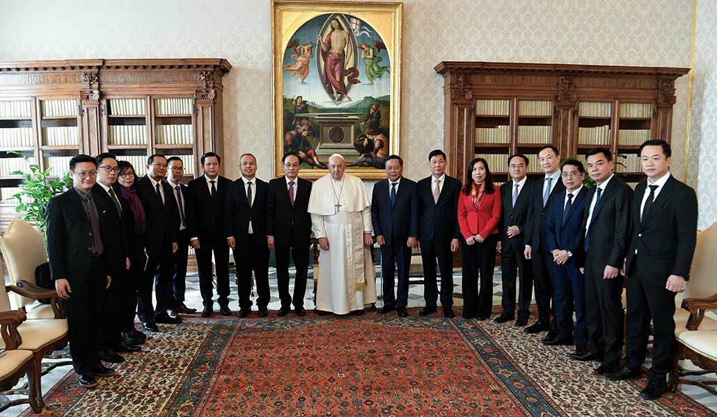 El Papa con representantes del Partido Comunista de Vietnam