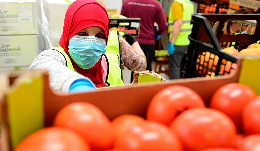Una voluntaria musulmana organiza alimentos para ser donados a las familias madrileñas durante la pandemia