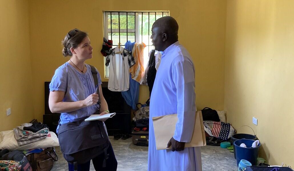Responsable de ACN entrevista a un sacerdote en un seminario de Nigeria