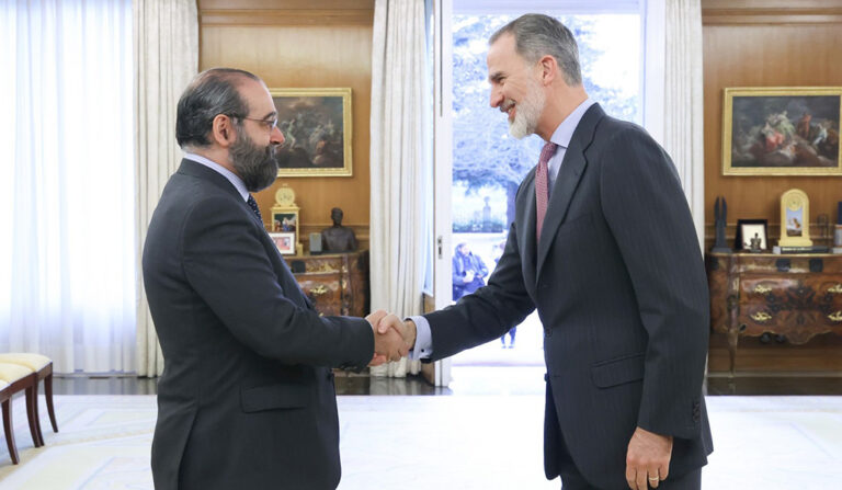 Felipe VI saluda al presidente de la Fundación Universitaria San Pablo CEU y de 'El Debate', Alfonso Bullón de Mendoza