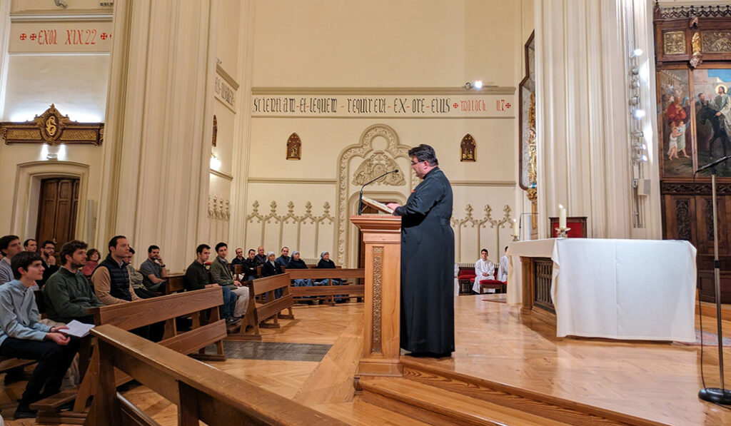 Ciprian, ortodoxo de Rumanía, en el Seminario Conciliar