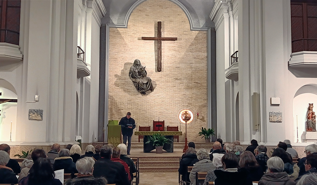 El pastor luterano Lars Pfherdehirt predica en la parroquia católica de habla alemana, Santa María