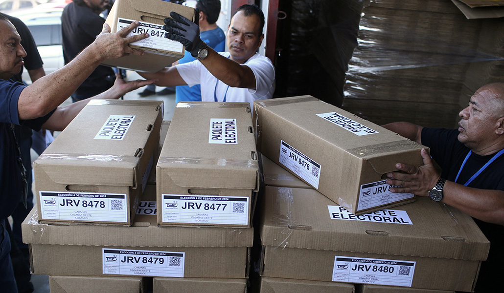 Numerosos salvadoreños están involucrados en la preparación de las elecciones presidenciales