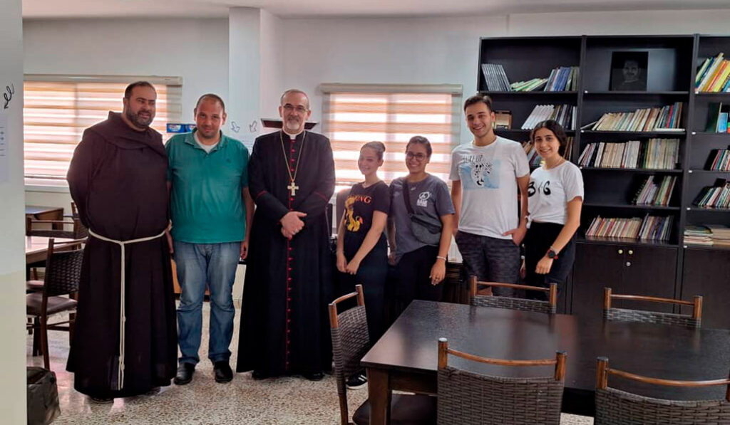 Azar y Pizzaballa con parroquianos en Latakia