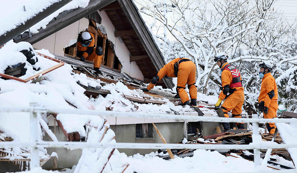 Los bomberos buscan a personas desaparecidas después de que un fuerte terremoto sacudiera la región en Suzu, prefectura de Ishikawa, Japón, el 8 de enero de 2024