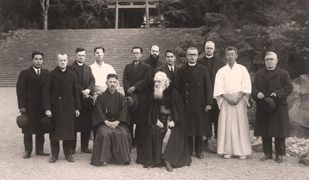 El beato en una foto de grupo en Japón en 1937