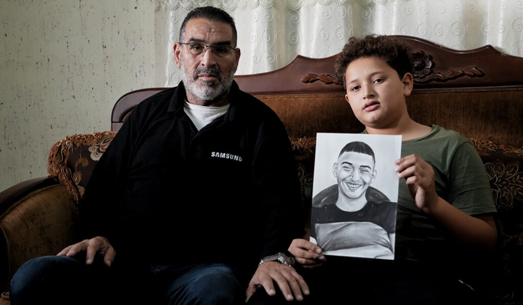 Kadrì y su hijo Ibrahim muestran la foto de Mohammed