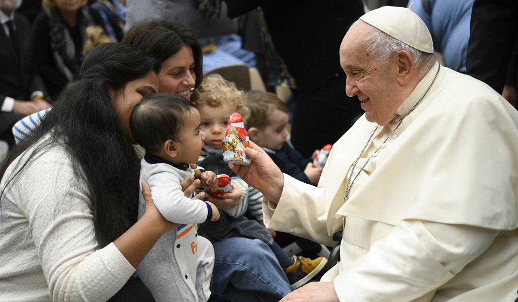 El Papa Francisco con un niño en la primera audiencia general del año