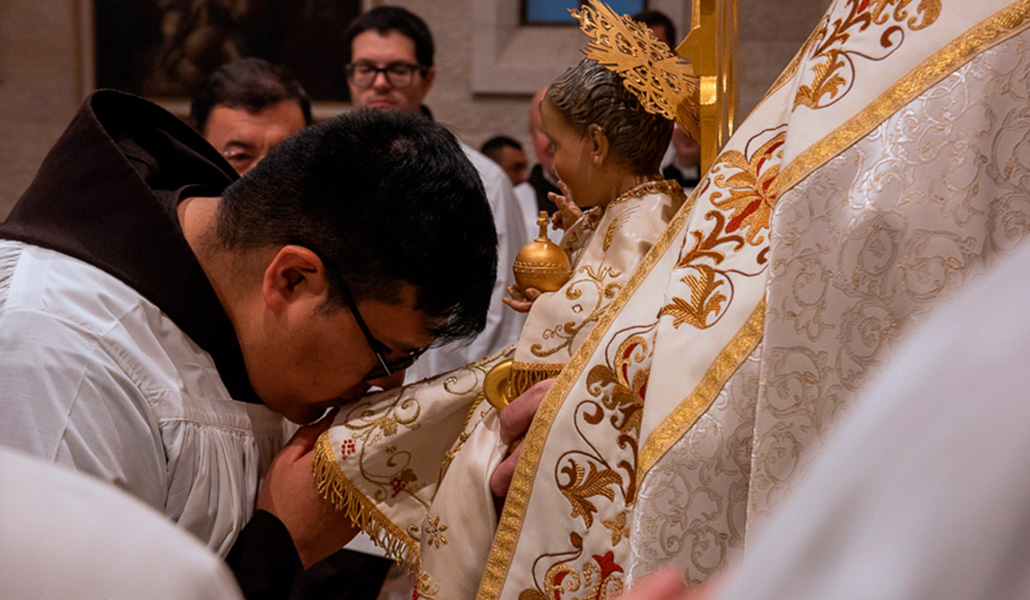 Momento de adoración al Niño en la iglesia de Santa Catalina