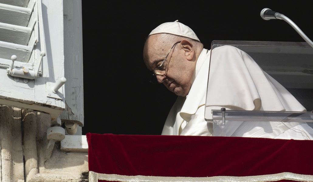 El Papa en el balcón del Palacio Apostólico el 14 de enero de 2014
