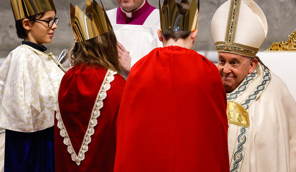El Papa Francisco en la basílica de San Pedro con un grupo de niños vestidos como los Reyes Magos el 1 de enero de 2024