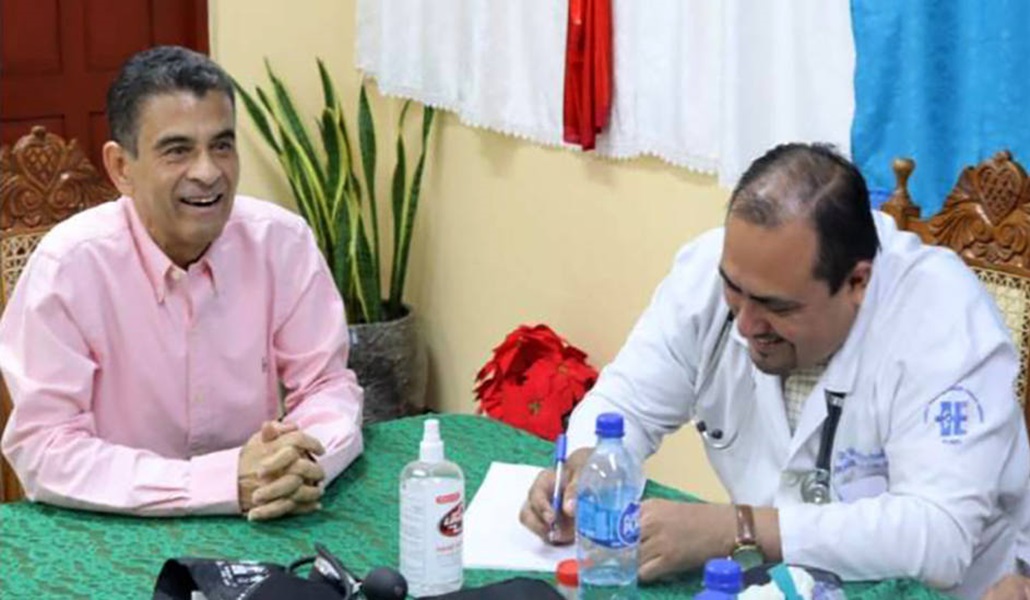 Fotografía cedida por la Presidencia de Nicaragua que muestra al obispo Rolando Álvarez junto al doctor Yesser Rizo durante una revisión medica en Managua