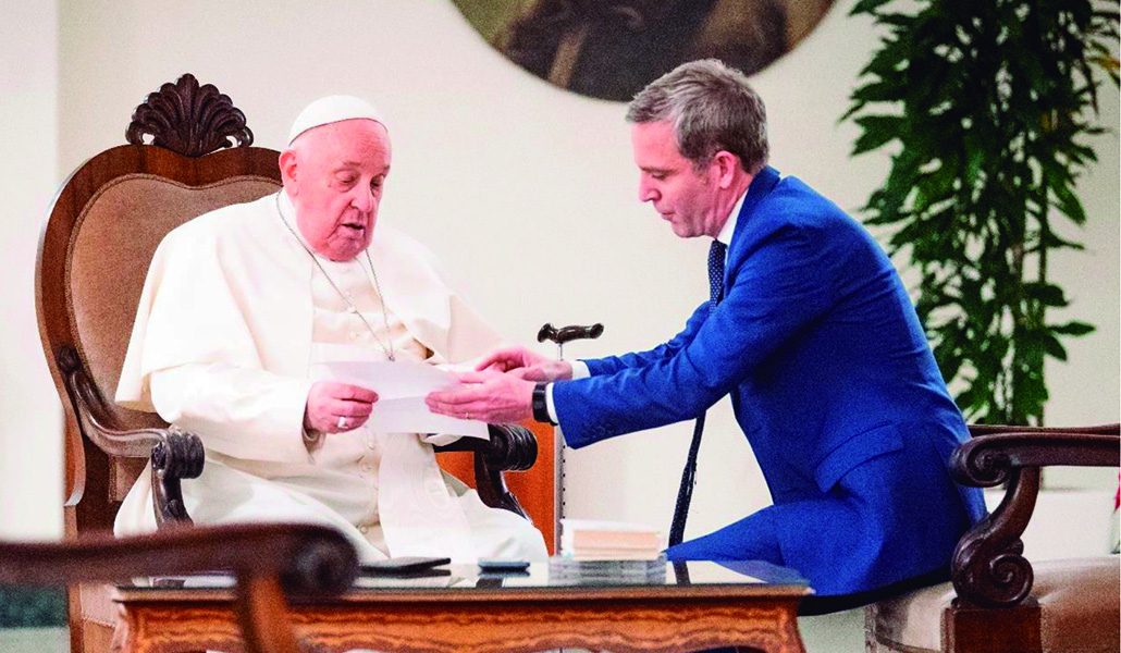 Javier Martínez-Brocal entrevistando al Papa Francisco en uno de sus encuentros