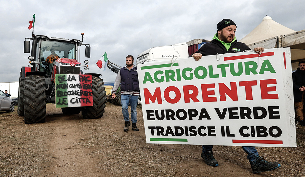 Un manifestante lleva una pancarta que dice: «La agricultura moribunda: la Europa verde traiciona la comida»