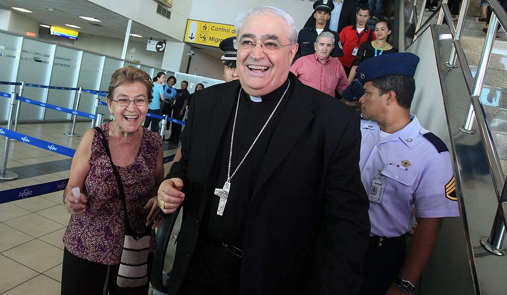 El cardenal José Luis Lacunza el 20 de febrero de 2015 en el aeropuerto internacional de Tocumen, en Ciudad de Panamá