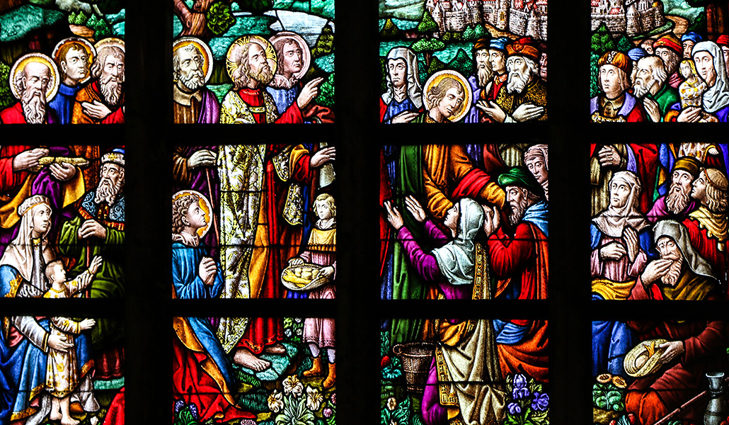 'Multiplicación de los panes y los peces'. Vidriera de la catedral de Gante, Bélgica. Milagros. Pasajes de la vida de Cristo