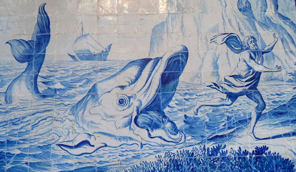 'La ballena escupe a Jonás en la costa'. Imagen en cerámica en un muro del Hospital de la Caridad de Sevilla.