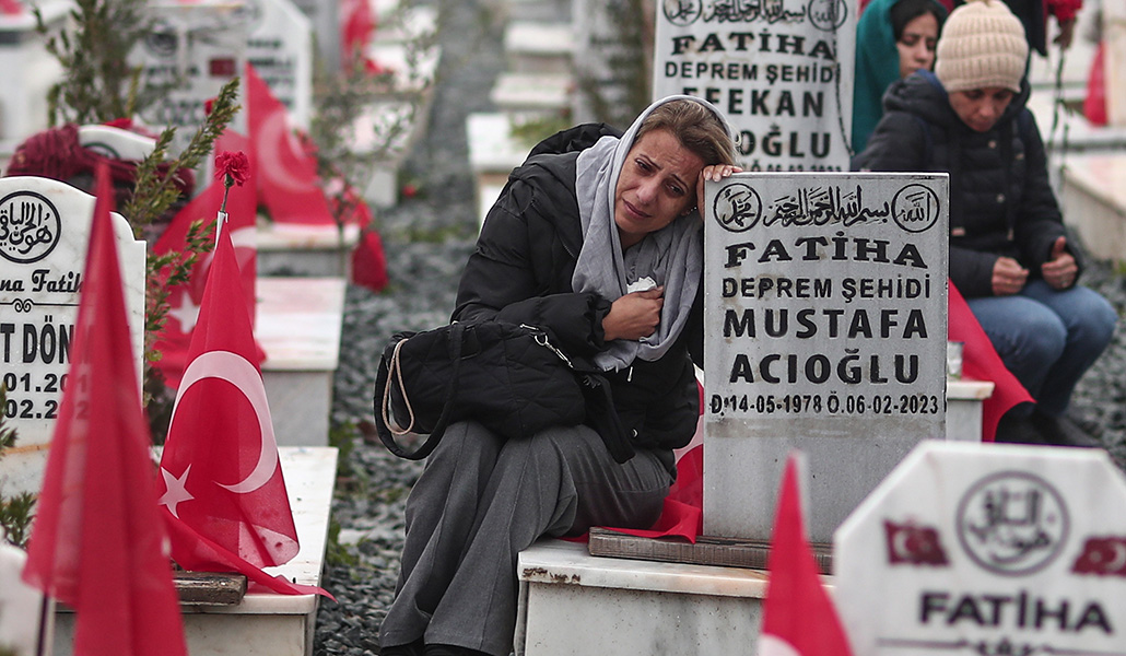 Una mujer llora en el cementerio del terremoto de Hatay en el primer aniversario del devastador terremoto que azotó Turquía y Siria, en Hatay, Turquía, el 6 de febrero de 2024