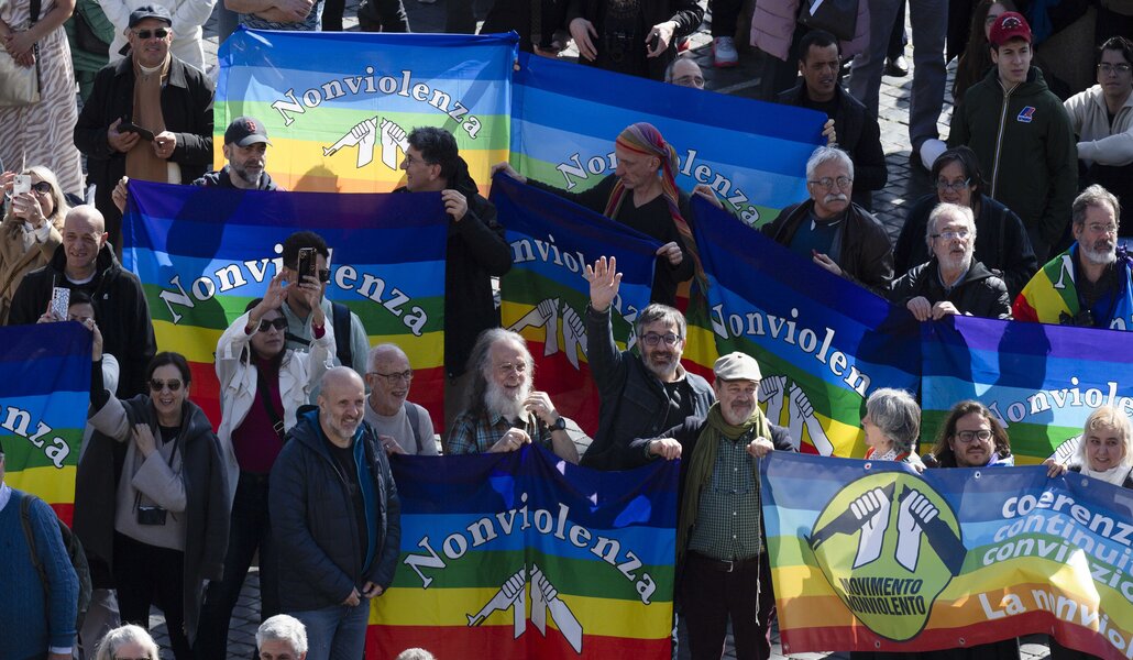 Asistentes al rezo del ángelus portan banderas para pedir la «no violencia» a los dos años de la invasión rusa de Ucrania