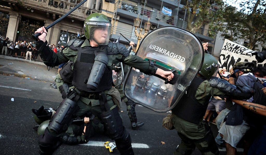 Represión de una protesta contra Milei el 1 de febrero, mientras se debatía la ley ómnibus